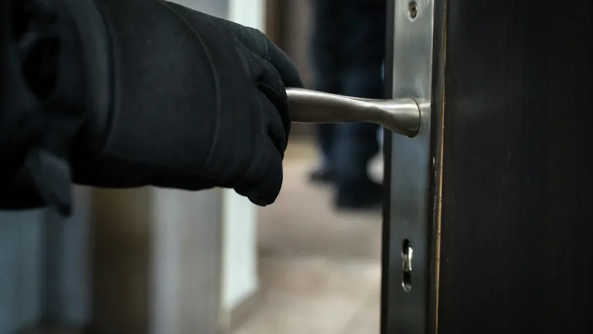 Pies przez kilka dni był sam w mieszkaniu. Interweniowali policjanci